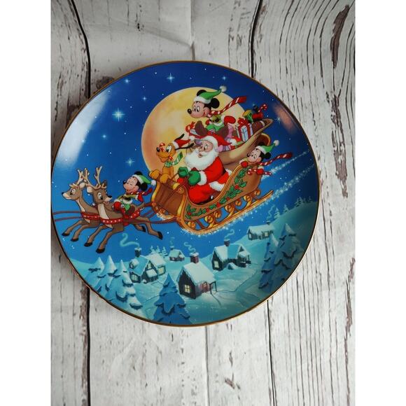 Mickey's Holiday Magic Collectors Plate #1 "Santa's Favorite Helpers" - Picture 1 of 6